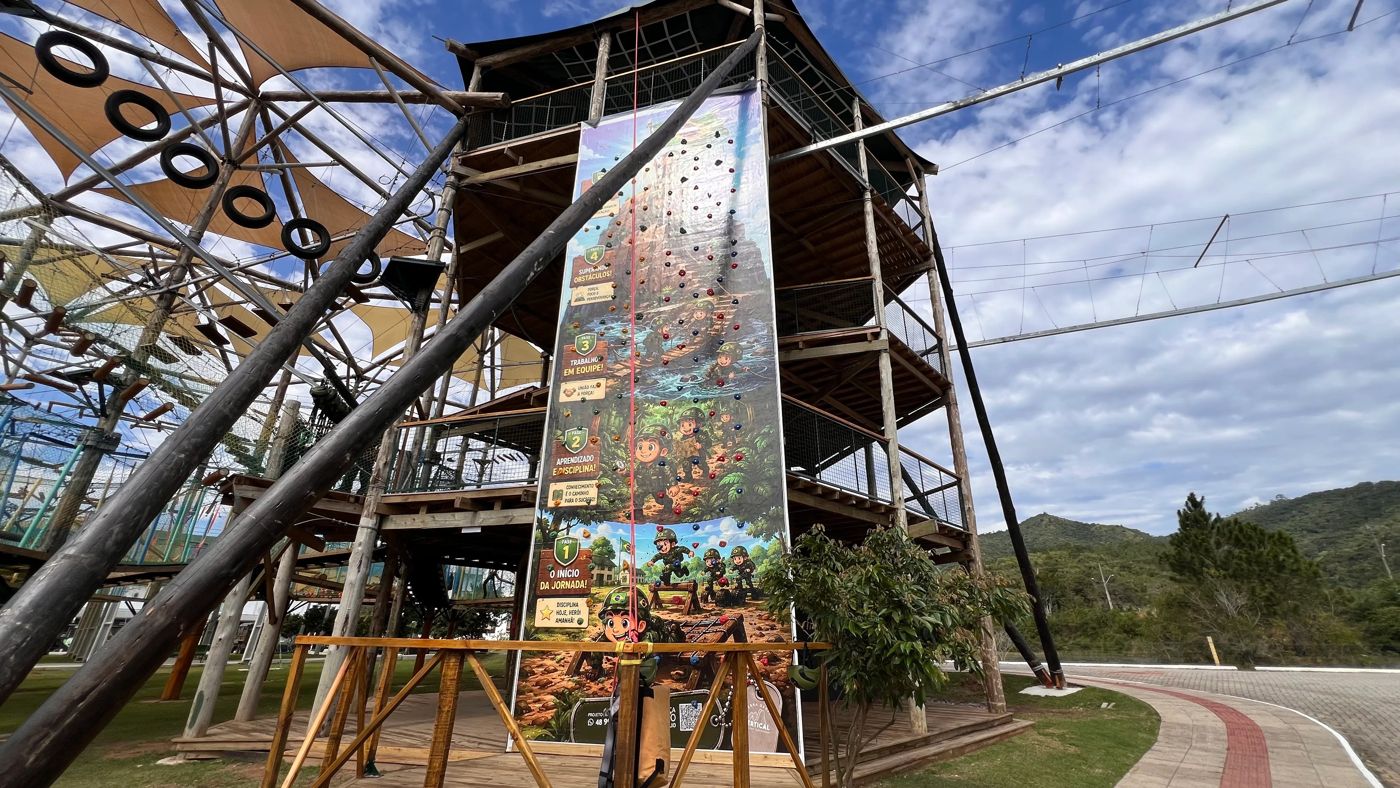 Torre da Escalada com o painel ilustrado das quatro fases